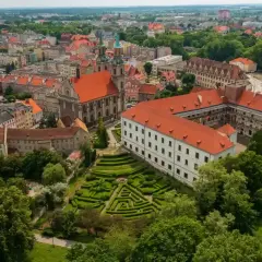 Widok z lotu ptaka na miasto z zamkiem i ogrodem w kształcie labiryntu. Wspaniałe brzeg atrakcje dla turystów.