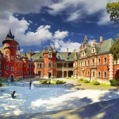Zamek w Mosznej, jedna z najpiękniejszych śląskie atrakcje, z parą młodą i fotografami na dziedzińcu.