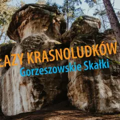 Imponujące głazy krasnoludków w Gorzeszowskich Skałkach, otoczone wysokimi drzewami.