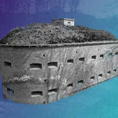 Okazała góra gradowa, ceglany fort z licznymi otworami, otoczony zimowym lasem.