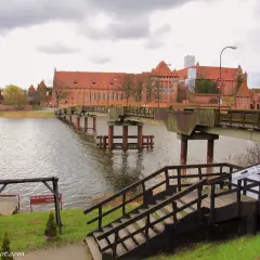 Most malborski prowadzi do zamku. Wspaniałe malbork atrakcje czekają na zwiedzających, w tym rejsy po Nogacie.