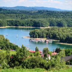 Malownicze **Bieszczady Solina** z jeziorną taflą, żaglówkami i zielonymi wzgórzami.