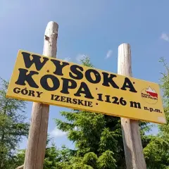 Wysoka Kopa, szczyt w Górach Izerskich, 1126 m n.p.m. Piękny widok na lasy i niebo.