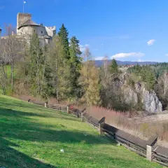 Zamek w Niedzicy, malowniczo położony nad jeziorem, to jedne z najpiękniejszych atrakcji turystycznych regionu.