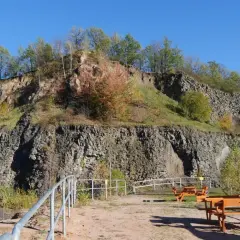 Kamieniołom Wilcza Góra z jesiennymi drzewami i miejscami do odpoczynku.