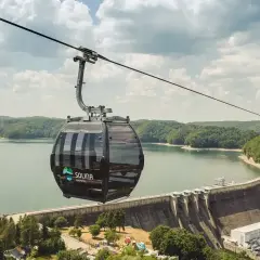 Kolejka linowa Solina nad zaporą i jeziorem. Widok z gondoli na malownicze Bieszczady.