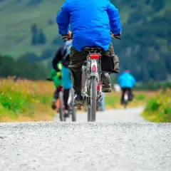 Grupa rowerzystów przemierza malownicze trasy rowerowe Beskid Niski.