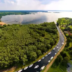 Malowniczy widok na Zalew Szczeciński z rzędem łodzi przycumowanych wzdłuż kanału.