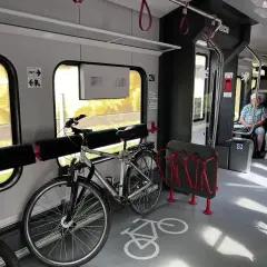 Rowerzyści w pociągu: jak powiesić rower w pociągu? Specjalne uchwyty i stojaki ułatwiają podróż.