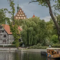 Urokliwy zakątek nad wodą, z zabytkową kamieniczką i wieżą. Czy to Bydgoszcz czy Toruń?