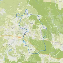 Trasa rowerowa velo rudawa okrąża Chrzanów, prowadząc przez malownicze tereny z lasami i polami, mijając m.in. Trzebinię i Dulowe.
