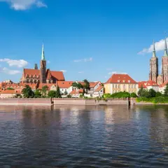 Panorama Wrocławia z Ostrów Tumskim, wspaniałe atrakcje Dolnego Śląska. Widok na katedrę i rzekę.