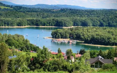Malownicze **Bieszczady Solina** z jeziorną taflą, żaglówkami i zielonymi wzgórzami.