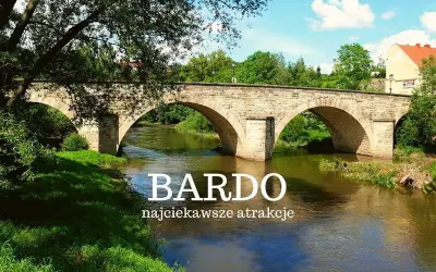 Kamienny most w Bardo Śląskim nad Nysą Kłodzką. Malownicze widoki i ciekawe atrakcje czekają na turystów.