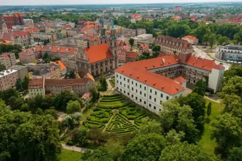 Widok z lotu ptaka na miasto z zamkiem i ogrodem w kształcie labiryntu. Wspaniałe brzeg atrakcje dla turystów.