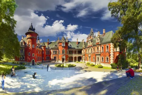 Zamek w Mosznej, jedna z najpiękniejszych śląskie atrakcje, z parą młodą i fotografami na dziedzińcu.