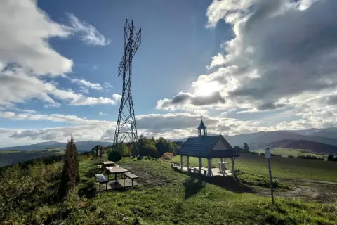 Wieża widokowa i wiata turystyczna na szczycie w Gorczańskim Parku Narodowym.