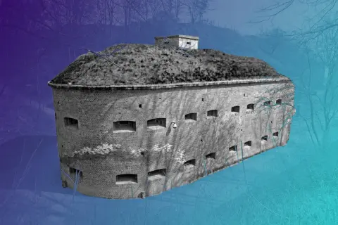 Okazała góra gradowa, ceglany fort z licznymi otworami, otoczony zimowym lasem.