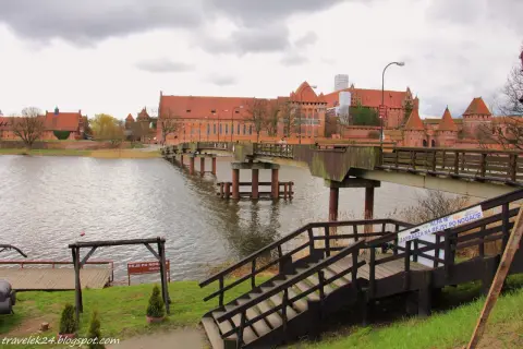 Most malborski prowadzi do zamku. Wspaniałe malbork atrakcje czekają na zwiedzających, w tym rejsy po Nogacie.