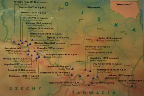 Mapa przedstawia szczyty tworzące koronę gór polskich, od Karkonoszy po Bieszczady.