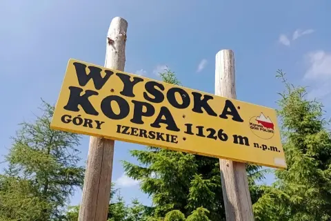 Wysoka Kopa, szczyt w Górach Izerskich, 1126 m n.p.m. Piękny widok na lasy i niebo.