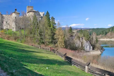 Zamek w Niedzicy, malowniczo położony nad jeziorem, to jedne z najpiękniejszych atrakcji turystycznych regionu.