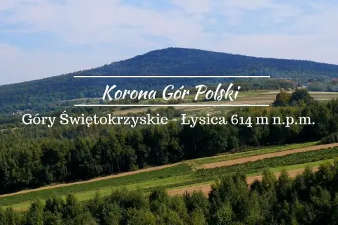Łysica, najwyższy szczyt Gór Świętokrzyskich (614 m n.p.m.), w Koronie Gór Polski. Malownicze krajobrazy i zielone wzgórza.