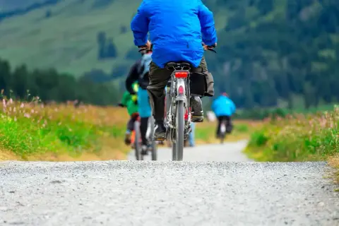 Grupa rowerzystów przemierza malownicze trasy rowerowe Beskid Niski.