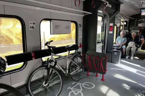 Rowerzyści w pociągu: jak powiesić rower w pociągu? Specjalne uchwyty i stojaki ułatwiają podróż.