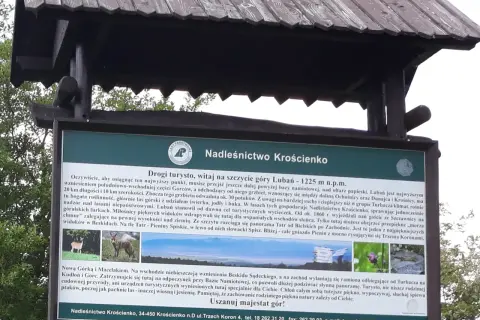 Tablica informacyjna o szczycie góry Lubań (1225 m n.p.m.) w Beskidach. Opisuje szlak, florę i faunę.