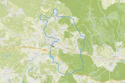 Trasa rowerowa velo rudawa okrąża Chrzanów, prowadząc przez malownicze tereny z lasami i polami, mijając m.in. Trzebinię i Dulowe.