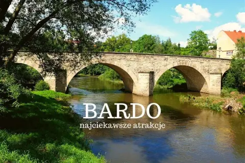 Kamienny most w Bardo Śląskim nad Nysą Kłodzką. Malownicze widoki i ciekawe atrakcje czekają na turystów.
