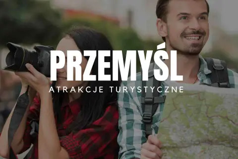 Para zaplanowała swoją **przemysł trasę** zwiedzania, ona z aparatem, on z mapą.