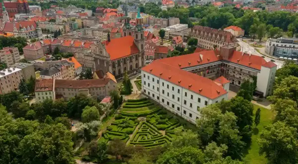 Widok z lotu ptaka na miasto z zamkiem i ogrodem w kształcie labiryntu. Wspaniałe brzeg atrakcje dla turystów.