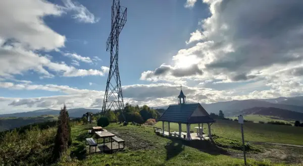 Wieża widokowa i wiata turystyczna na szczycie w Gorczańskim Parku Narodowym.