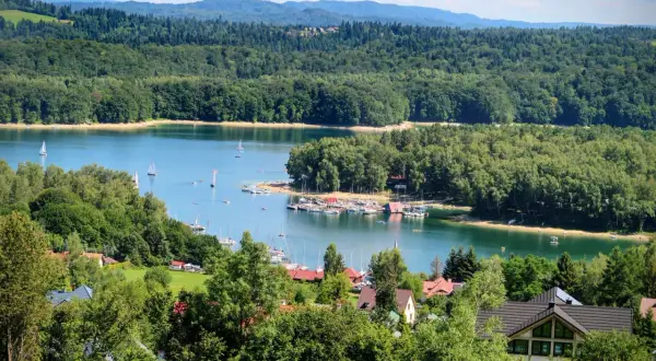 Malownicze **Bieszczady Solina** z jeziorną taflą, żaglówkami i zielonymi wzgórzami.