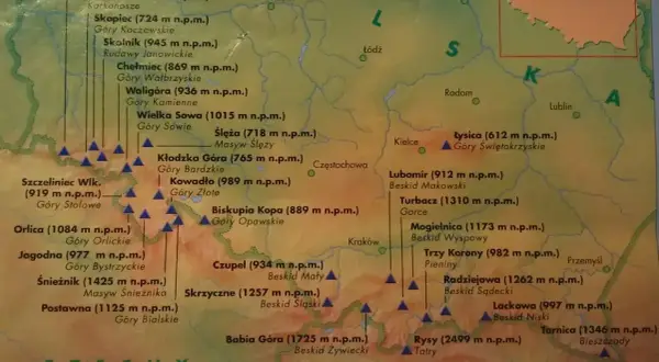 Mapa przedstawia szczyty tworzące koronę gór polskich, od Karkonoszy po Bieszczady.