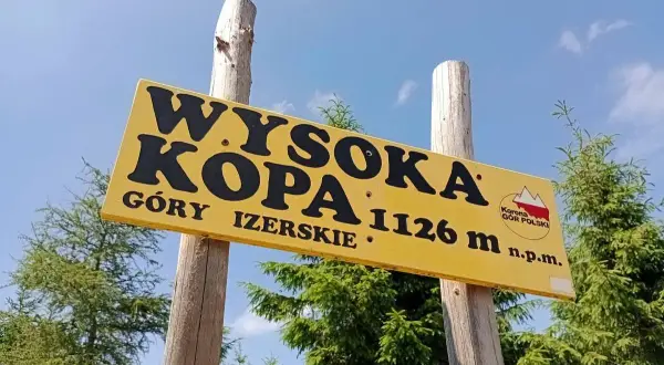 Wysoka Kopa, szczyt w Górach Izerskich, 1126 m n.p.m. Piękny widok na lasy i niebo.