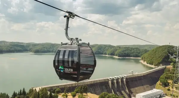 Kolejka linowa Solina nad zaporą i jeziorem. Widok z gondoli na malownicze Bieszczady.