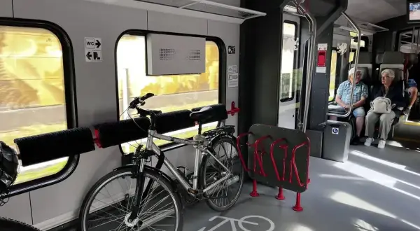 Rowerzyści w pociągu: jak powiesić rower w pociągu? Specjalne uchwyty i stojaki ułatwiają podróż.