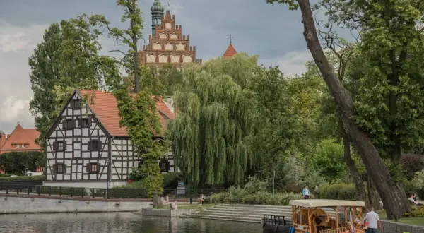 Urokliwy zakątek nad wodą, z zabytkową kamieniczką i wieżą. Czy to Bydgoszcz czy Toruń?