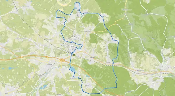 Trasa rowerowa velo rudawa okrąża Chrzanów, prowadząc przez malownicze tereny z lasami i polami, mijając m.in. Trzebinię i Dulowe.