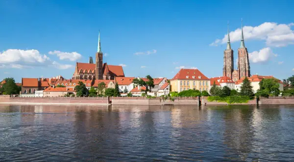 Panorama Wrocławia z Ostrów Tumskim, wspaniałe atrakcje Dolnego Śląska. Widok na katedrę i rzekę.
