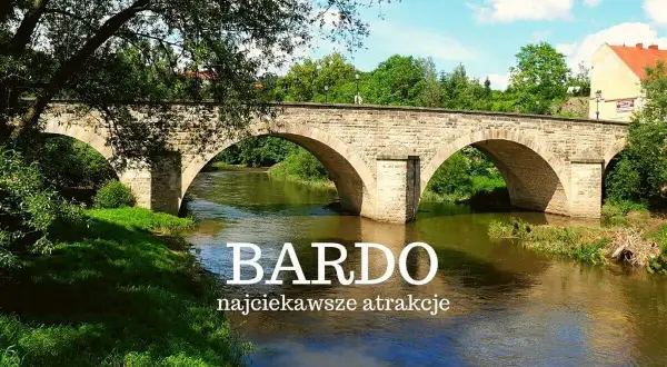 Kamienny most w Bardo Śląskim nad Nysą Kłodzką. Malownicze widoki i ciekawe atrakcje czekają na turystów.