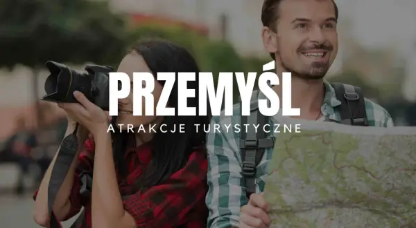 Para zaplanowała swoją **przemysł trasę** zwiedzania, ona z aparatem, on z mapą.