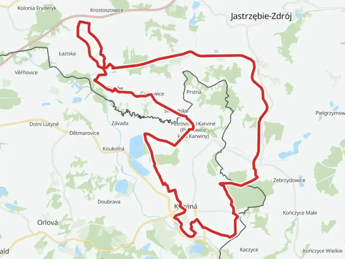 Mapa z zaznaczonym czerwonym szlakiem rowerowym, biegnącym przez tereny z nazwami miejscowości jak Karviná, Jastrzębie-Zdrój. To idealny żelazny szlak rowerowy.