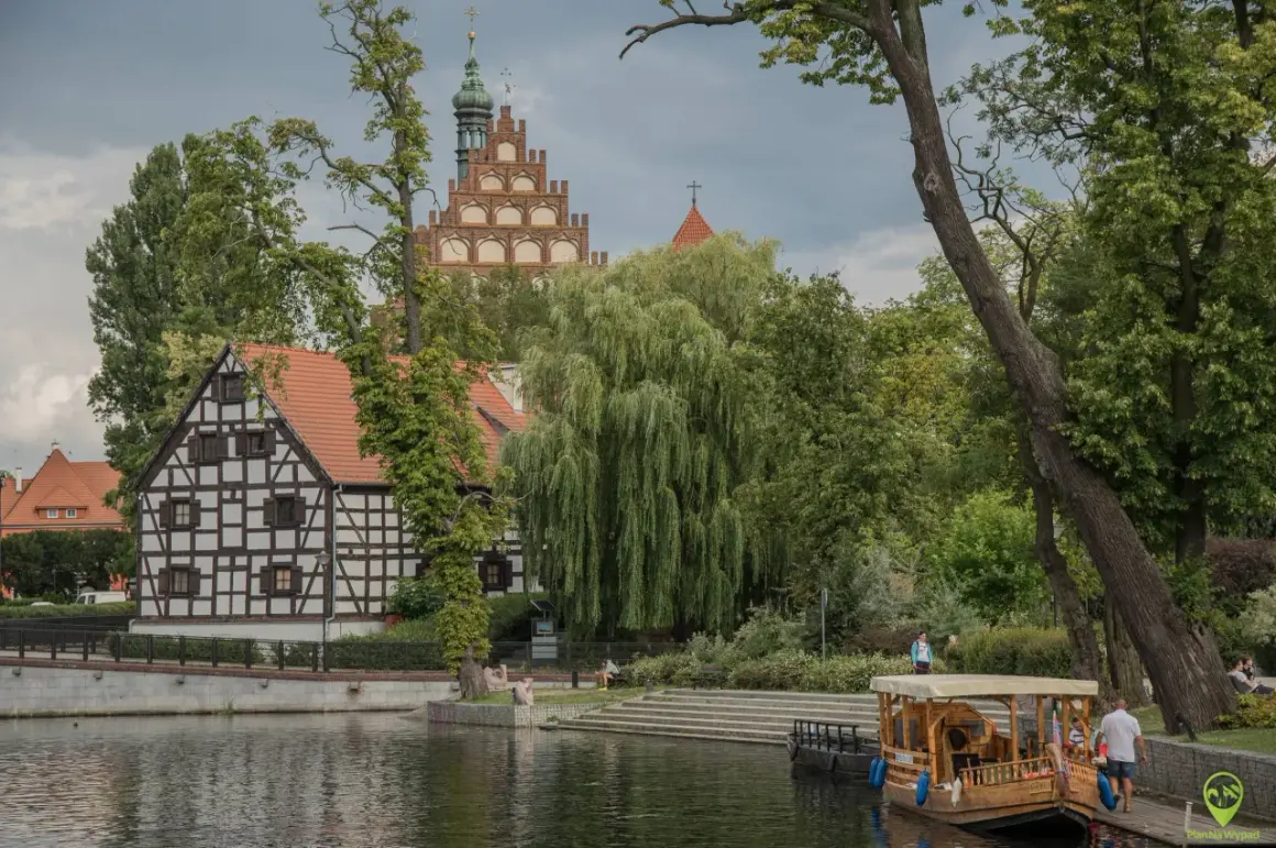Urokliwy zakątek nad wodą, z zabytkową kamieniczką i wieżą. Czy to Bydgoszcz czy Toruń?