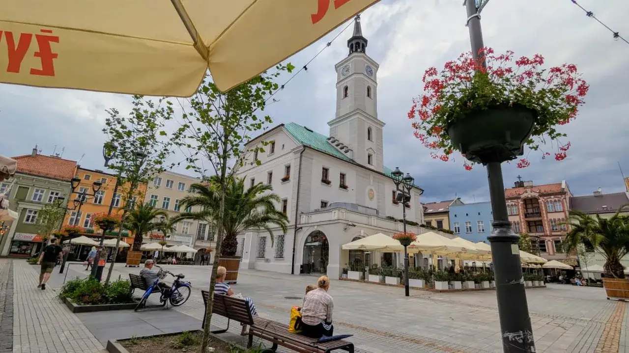Rynek w Gliwicach z ratuszem i kawiarnianymi ogr&oacute;dkami. Wiele atrakcji czeka na turyst&oacute;w w tym urokliwym miejscu.