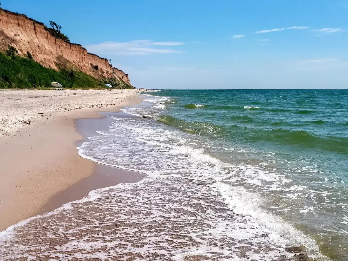 Piękna plaża z klifem w Sarbinowie. Idealne miejsce na relaks i podziwianie morskich atrakcji.