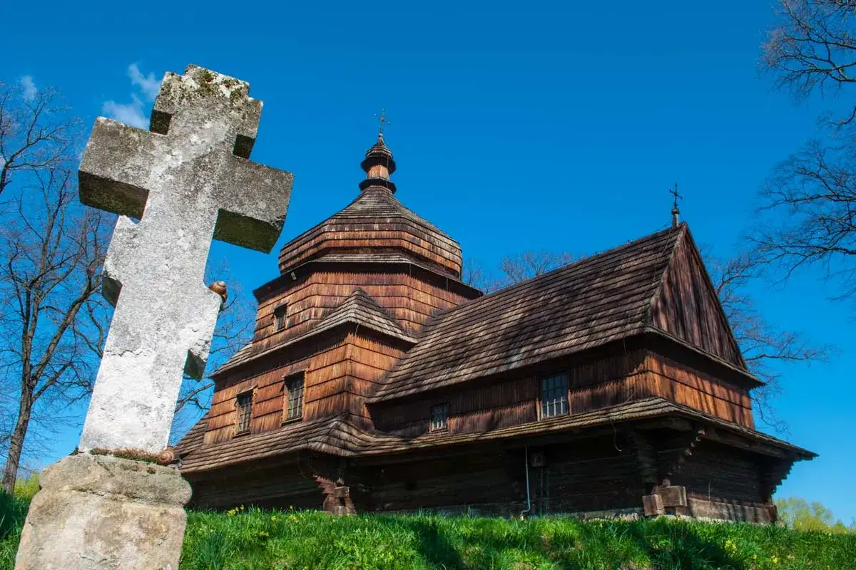 Kamienny krzyż i zabytkowa drewniana cerkiew na wzgórzu. Odkryj te i inne atrakcje Sanok i okolice.